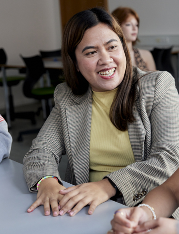 kvinde sidder ved bord